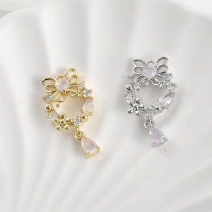 Details von 14k vergoldeten Schmetterlingsanhängern mit rosa Zirkonherz und Wassertropfen