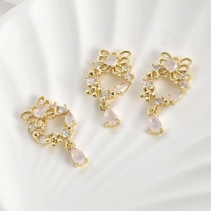Detailansicht von 14k vergoldeten Schmetterlings-Anhängern mit rosa Tropfenkristallen
