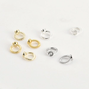 Primer plano de anillos trenzados de oro de 14k y conectores lisos para joyería artesanal