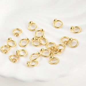 Primer plano de conectores de bucle trenzado en oro de 14K con copas de perlas para joyería
