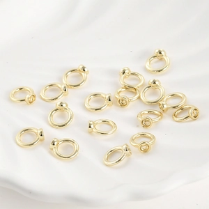 Vista macro de conectores de oro de 14k para la creación de joyas artesanales