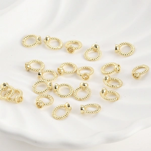 Primer plano de anillos trenzados de oro de 14k con base para creación de joyería artesanal
