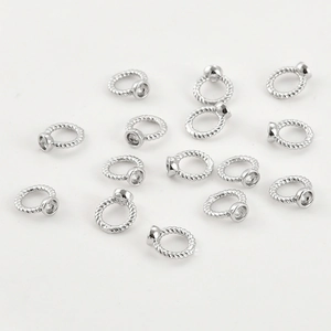 Vista de detalle de anillos de conexión plateados trenzados para bisutería hecha a mano