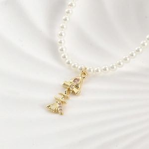 Ciondolo lisca di pesce placcato oro 14k su collana di perle con zircone rosa scintillante
