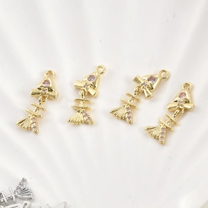 Dettaglio macro di ciondoli a lisca di pesce placcati oro 14k con zirconi rosa DIY