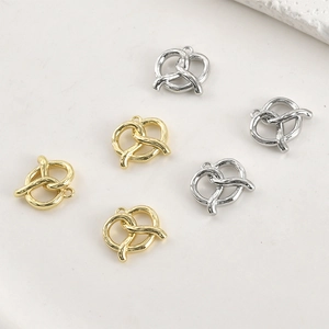 Vue détaillée de breloques pretzel en plaqué or 14k et argent pour création de bijoux