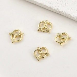 Détail de breloques bretzel en plaqué or 14k avec texture polie pour bijoux DIY