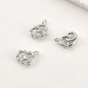 Détails de breloques bretzel argentées avec zircons pour la création de bijoux DIY