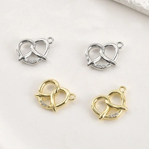 Détail de breloques en forme de nœud de cœur en or 14k et argent avec zircons pour bijoux DIY
