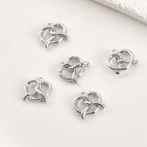 Vue détaillée de cinq pendentifs coeur bretzel en argent pour bijoux DIY et artisanat
