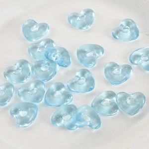 Nahaufnahme hellblauer Glasperlen in Herzform für DIY-Schmuck und Bastelprojekte