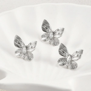 Detailweergave van zilveren vlinderbedeltjes met zirkonen voor het maken van sieraden