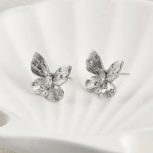 Detail van zilveren vlinder oorbellen met zirkonia en ophanglussen voor DIY-sieraden
