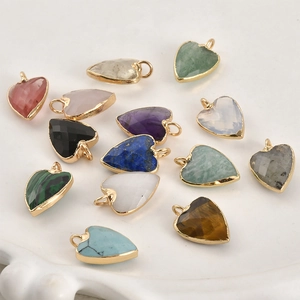 Pendentifs cœur en cristal naturel avec bordure dorée pour création de bijoux