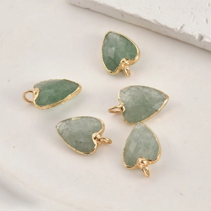 Détails des pendentifs cœur en aventurine verte avec bordures métalliques plaquées or