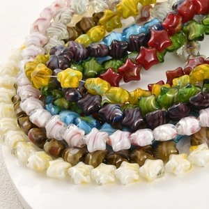 Handgefertigte bunte Glasperlen in Sternform mit Marmortextur für DIY-Schmuckdesign