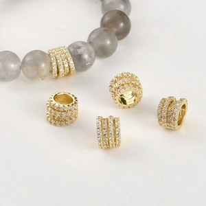 Dettaglio di perline distanziatrici in oro 14k con zirconi incastonati per gioielli fai da te