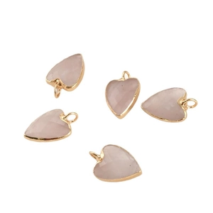 Cinq pendentifs cœur en cristal rose avec bords dorés et anneaux pour création de bijoux