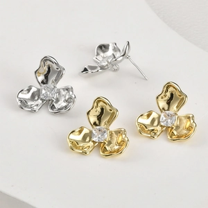 Orecchini a fiore in oro e argento con zircone quadrato e trama pieghettata
