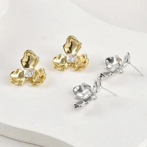 Orecchini a lobo a trifoglio placcati oro 14k con zircone quadrato e design floreale