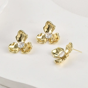 Eleganti orecchini a lobo a tre petali in oro 14k con zircone quadrato lucido