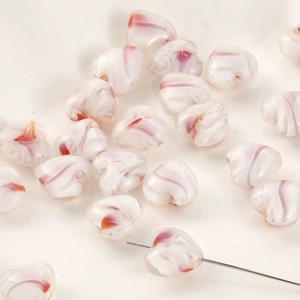 Handgemaakte hartvormige glazen kralen met roze krullen voor DIY-sieraden en ambachten
