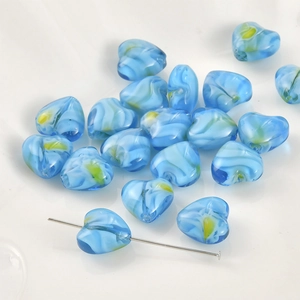 Ijsblauwe hartvormige lampwork glaskralen met spiraalpatroon voor DIY-sieraden maken