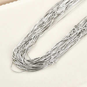 Macro detail van glanzende zilveren slangenkettingen voor het maken van sieraden