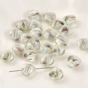 Detailweergave van kleurrijke hartvormige lampwork glazen kralen voor DIY sieraden