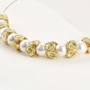 Distanziatori a fiore placcati oro 14k e perle bianche per creazione gioielli DIY