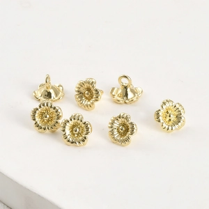 Set di 7 ciondoli a fiore a cinque petali placcati oro 14k per creazione di gioielli