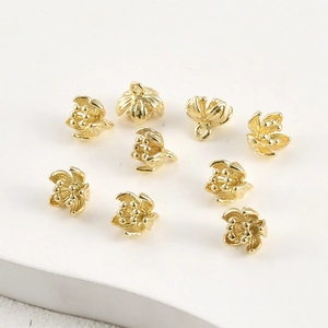 Dettaglio di ciondoli floreali placcati in oro 14k per creazione di gioielli e collane