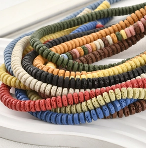 Nahaufnahme bunter 4x8mm Lavastein-Scheibenperlen für DIY-Schmuckherstellung