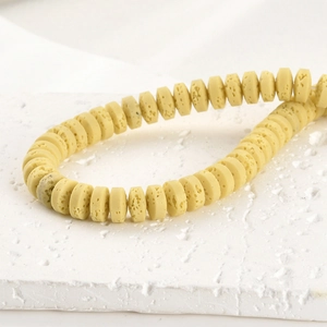 Detail von 4x8mm gelben Lavastein-Scheibenperlen mit poröser Textur für DIY-Schmuck