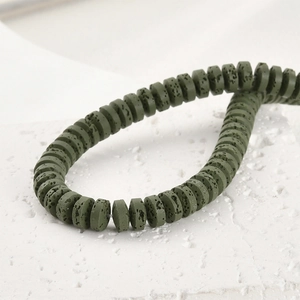 Nahaufnahme der olivgrünen 4x8mm Lavastein-Scheibenperlen für DIY-Schmuckherstellung