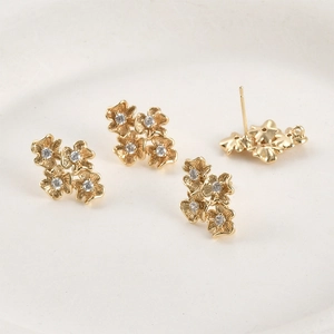 18k vergulde bloem oorknopjes met zirkoon inleg en handig hangertje voor sieraden