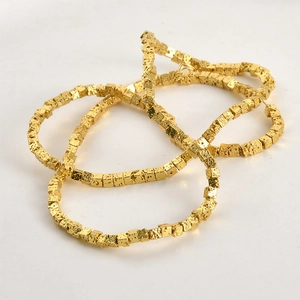 Makroaufnahme vergoldeter Lava-Quadratperlen mit unregelmäßiger Textur für DIY-Schmuck