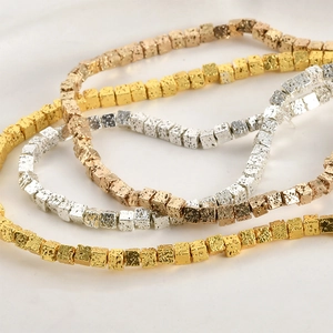 Detail von 2mm Quadratgold- Silber- und Roségold-Hämmer-Lavastein-Abstandshalter für DIY