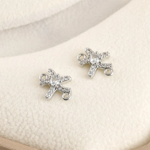 Macro-opname van 14k vergulde zeesterconnectoren met zirkonia voor DIY-sieraden maken