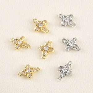 Detail van bloemvormige zirkonia connectoren in goud en zilver voor doe-het-zelf sieraden