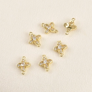 Detailopname van 14k vergulde klaverbedels met zirkoon voor doe-het-zelf sieraden