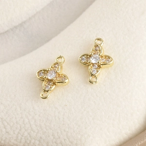 Macro-detail van 14k vergulde bloemconnectoren met zirkonia voor doe-het-zelf sieraden