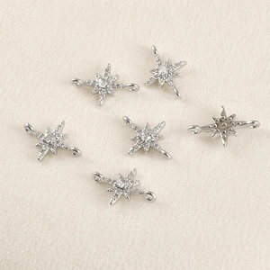 Detailweergave van verzilverde achtpuntige sterconnectoren met zirkonia voor DIY-sieraden