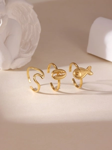 Dettaglio del set di anelli in acciaio inossidabile placcato oro 18K con temi marini