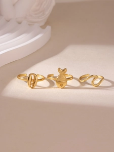 Dettaglio di set 3 anelli regolabili placcati oro 18K con motivi mare pesce e conchiglia