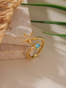 Dettaglio anello placcato oro 18K con stella marina in zircone e tartaruga smaltata blu