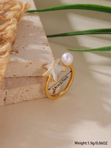 Dettaglio anello stella e perla in oro 18K con diametro 1,8cm e peso di 1,9g specificato