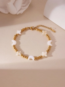 Detail von 18K vergoldetem Perlenarmband mit Stern- und Mondanhängern und Karabiner