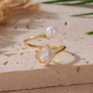 Anello stella marina placcato oro 18K con perla bianca e intarsio in madreperla