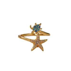 Anello regolabile placcato oro 18K con tartaruga marina e stella marina in smalto